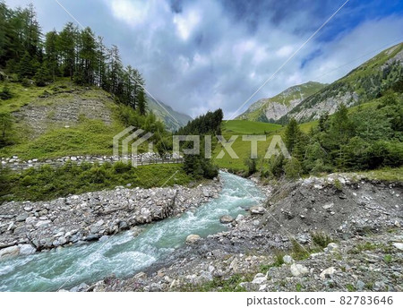 wanderpath in the rocks near a wild river 82783646