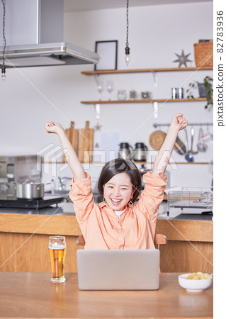 網上酒會歡樂圖片 82783936