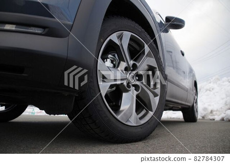 輪胎圖片 帶無釘輪胎的汽車 輪胎圖片 帶無釘輪胎的汽車 82784307