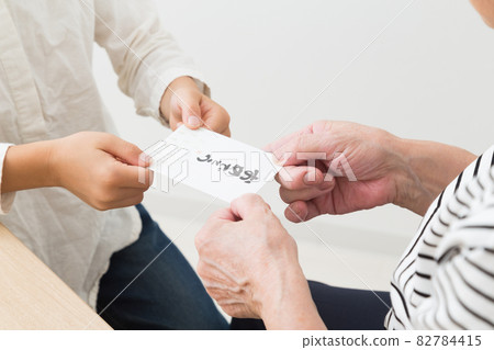 收到新年禮物的孩子們的手 82784415