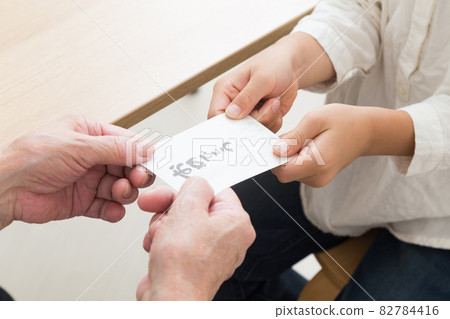 收到新年禮物的孩子們的手 82784416