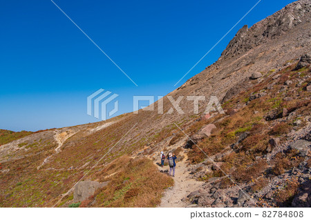 (Tochigi Prefecture) Scenery of Mt. Nasu and Mt. Chausu during the autumn colors 82784808