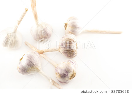 fresh garlic on white isolated background whole onion 82785658