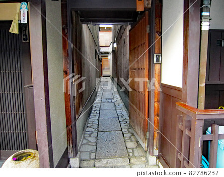 Gion Shirakawa-dori at dusk 82786232
