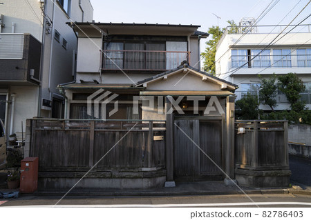 Old Japanese wooden two-story house/small house/detached house/ 82786403