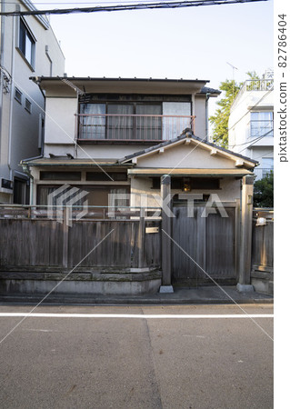 Old Japanese wooden two-story house/small house/detached house/ 82786404