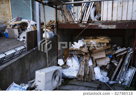 在商店後面扔掉的紙板垃圾、垃圾堆、不需要的物品 在商店後面扔掉的紙板垃圾、垃圾堆、不需要的物品 82786518