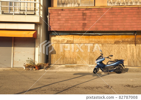 摩托車和老街道 摩托車和老街道 82787008