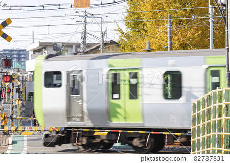 運行第二個Nakasato鐵路道口的山手線 82787831