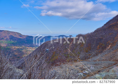 Owakudani and Hakone Ropeway in Hakone Town, Kanagawa Prefecture (toward Sounzan) 82787900