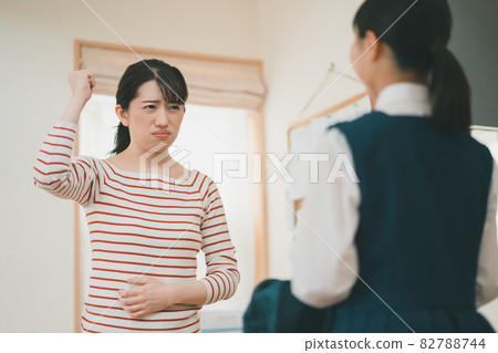 Junior high school mom raising her hand 82788744