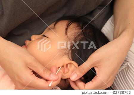 Children having their ears cleaned 82788762