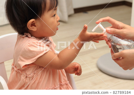 Children disinfect with alcohol Children disinfect with alcohol 82789184