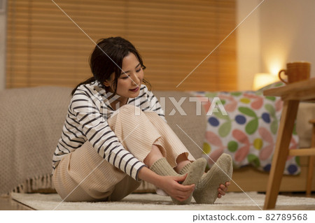 Women wearing socks Cold sensitivity 82789568