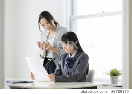 Female students who are pleased with the test results at the cram school High school students Junior high school students 82789573