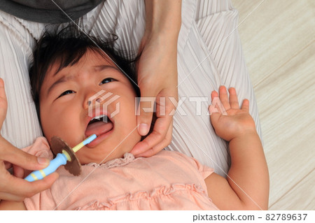 Children who dislike brushing their teeth Children who dislike brushing their teeth 82789637