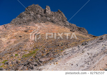 (Tochigi Prefecture) Mt. Nasu, the summit of Mt. Chausu looking up from the mountain trail (Tochigi Prefecture) Mt. Nasu, the summit of Mt. Chausu looking up from the mountain trail 82792537