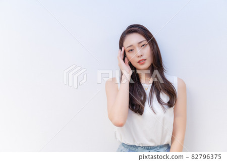 一個女人抱著頭，表情痛苦 82796375