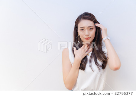 一個抱著頭和喉嚨似乎很焦慮的女人 82796377