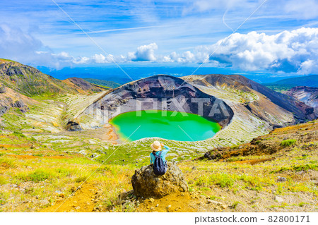 在藏王岡間觀光的女性 82800171