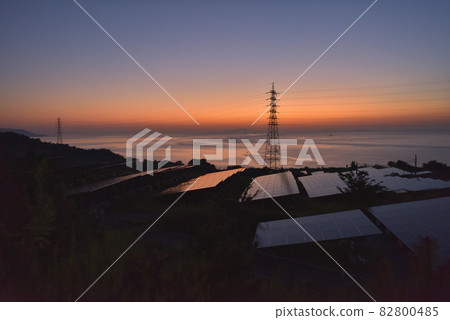 Evening view of solar power generation Sea, sky and solar panels Evening view of solar power generation Sea, sky and solar panels 82800485