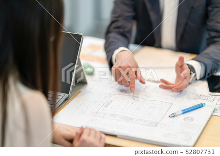 男一級建築師,面無表情,為客戶細心講解圖紙 男一級建築師,面無表情,為客戶細心講解圖紙 82807731