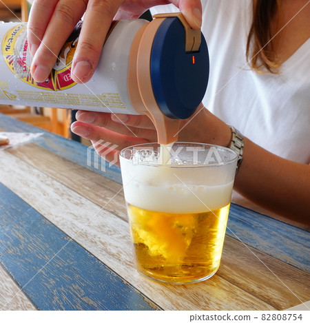 "Pour beer into a glass" 82808754