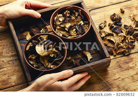 Sliced dried mushrooms Sliced dried mushrooms 82809632