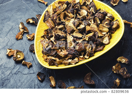 Heap of dried mushrooms Heap of dried mushrooms 82809636