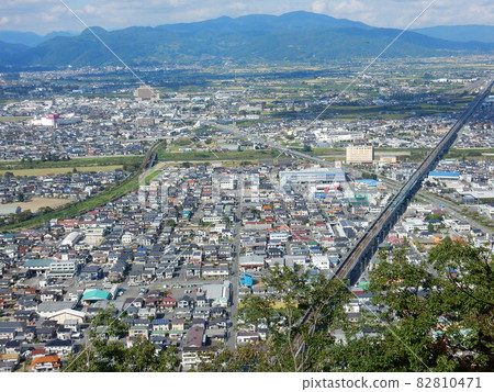 從福島忍山看北福島市 從福島忍山看北福島市 82810471