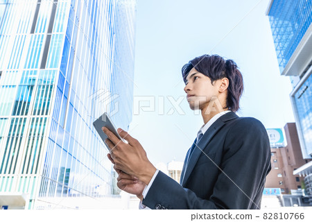 與片劑的一個商人 82810766