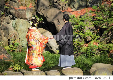 Groom bride holding hands 82810891