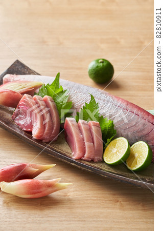 Bonito sashimi fillet and fence 82810911