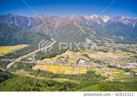 從前高地滑雪勝地長野縣白馬村的頂部可以欣賞到牛轉山山脈和白馬村的美景(無人機鳥瞰圖) 從前高地滑雪勝地長野縣白馬村的頂部可以欣賞到牛轉山山脈和白馬村的美景(無人機鳥瞰圖) 82812321