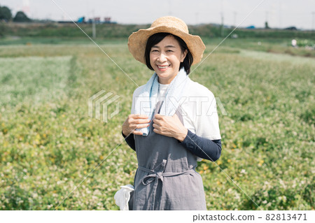 Image of a farmer woman and a Japanese woman doing farm work 82813471