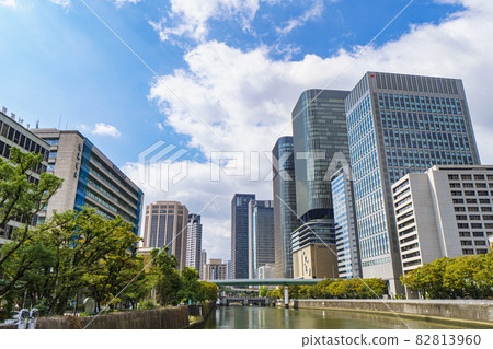 Osaka Nakanoshima cityscape morning 82813960