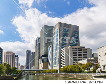 Osaka Nakanoshima cityscape morning 82813961
