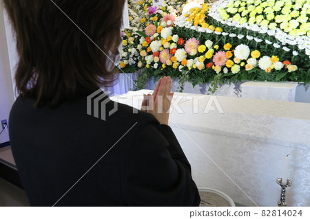 Ceremony lady to join hands 82814024
