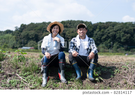 夫妻做農活和新農業的形象 82814117