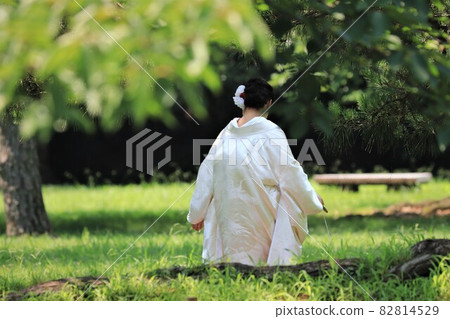 A bride in pure white in a summer park 82814529