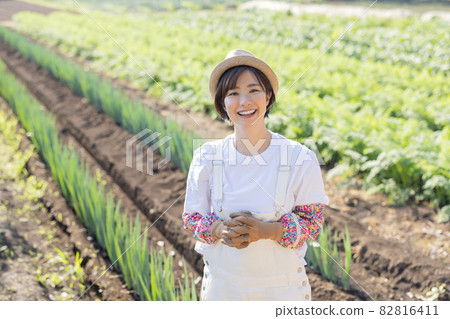在外地工作的可愛女人 82816411
