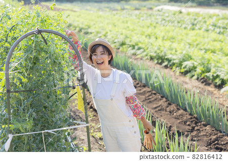 在外地工作的可愛女人 82816412