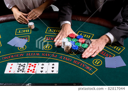 couple playing poker at the table 82817044