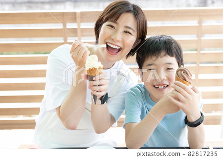 孩子們吃軟冰淇淋 孩子們吃軟冰淇淋 82817235