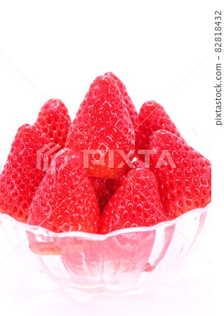 Akihime，細長的草莓，鮮紅色的玻璃容器，明亮的背景 82818432