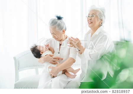 擁抱嬰孩的資深婦女 擁抱嬰孩的資深婦女 82818937