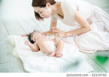 嬰兒在尿布中哭泣 82819780