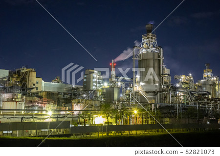 新潟市東區津泉川小橋附近的工廠夜景 82821073