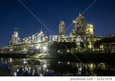 Night view of the factory near Tsusengawa Kobashi, Higashi-ku, Niigata Night view of the factory near Tsusengawa Kobashi, Higashi-ku, Niigata 82821078