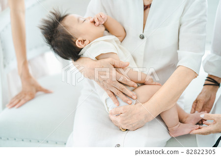 擁抱和與嬰孩互動的資深婦女 擁抱和與嬰孩互動的資深婦女 82822305